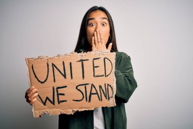 Genç, güzel, Asyalı aktivist kadın birlik istiyor. Birleşmiş stand-up mesajı taşıyor. Ağzı kapanıyor.