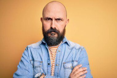 Sıradan kot ceket ve çizgili tişört giyen, sakallı, yakışıklı, kel, şüpheci ve gergin, yüzünde çapraz kollu tasvip etmeyen bir ifade vardı. Negatif kişi.