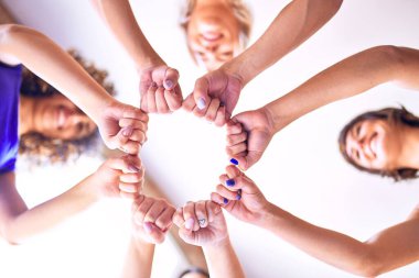 Genç ve güzel sporcular elleriyle jest yapıyor.