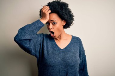 Kıvırcık saçlı, gündelik kazak giyen, el ele tutuşup hata yapan güzel Afro-Amerikan kadın. Unuttum, kötü hafıza konsepti.