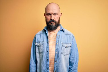 Sıradan kot ceket giyen, çizgili tişört giyen, kuşkucu ve gergin sakallı yakışıklı ve sorunlu bir adam. Negatif kişi.