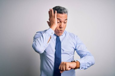 Orta yaşlı, yakışıklı, gri saçlı, şık gömlekli, kravatlı bir iş adamı. Saatine bakıyor, endişeleniyor, geç kalmaktan korkuyor.