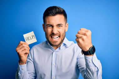 Çok çalışan genç iş adamı, elinde kağıt tutarak yardım istiyor. Sinirli ve bıkkın bir şekilde bağırıyor. Öfkeyle bağırıyor.