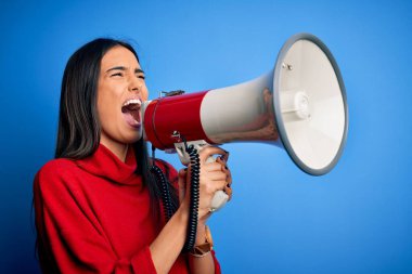 İspanyol kadın megafonla protestoya kızarak bağırıyor. Hoparlörde bağırmak heyecan verici.