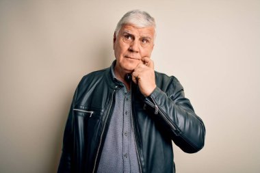 Üst düzey yakışıklı beyaz gömlekli ve ceketli, soyutlanmış beyaz arka planda soru soran, düşünceli bir adam. Düşünceli bir yüzle gülümsüyor. Şüphe kavramı.