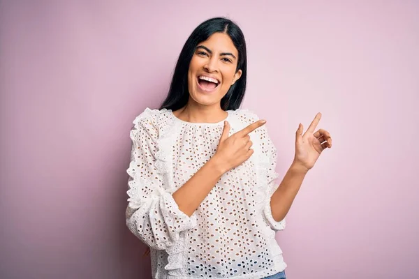 Junge Schöne Hispanische Modefrau Die Elegantes Hemd Über Rosa Hintergrund — Stockfoto