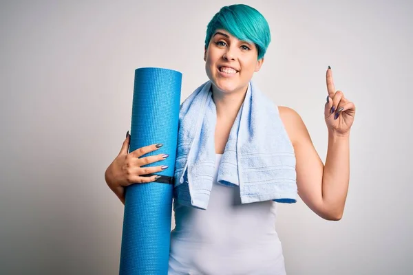 Jonge Sportieve Vrouw Met Blauwe Mode Haar Holding Mat Yoga — Stockfoto