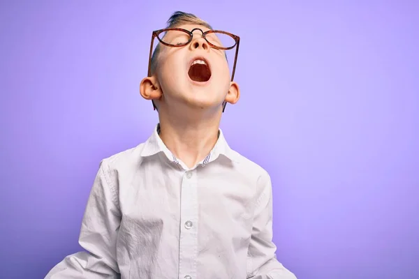 Joven Niño Caucásico Con Ojos Azules Con Gafas Camisa Blanca — Foto de Stock