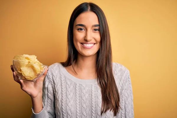 Mladá Krásná Brunetka Žena Drží Misku Občerstvením Bramborové Lupínky Přes — Stock fotografie