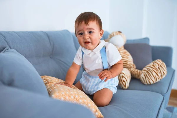 Entzückendes Kleinkind Das Hause Auf Dem Sofa Sitzt Und Weint — Stockfoto