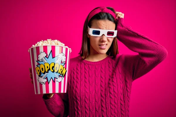 안경을 팝콘을 상자를 사용하여 영화를 아름다운 소녀는 질문에 혼란스럽고 확실하지 — 스톡 사진