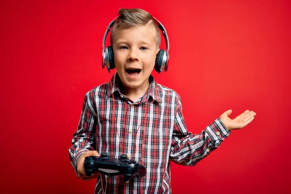 Joven Niño Gamer Caucásico Jugando Videojuegos Usando Joystick Gamepad Sobre —  Fotos de Stock