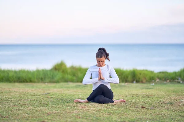 年轻美丽的女运动员练习瑜伽 在公园教祷告的教练 — 图库照片