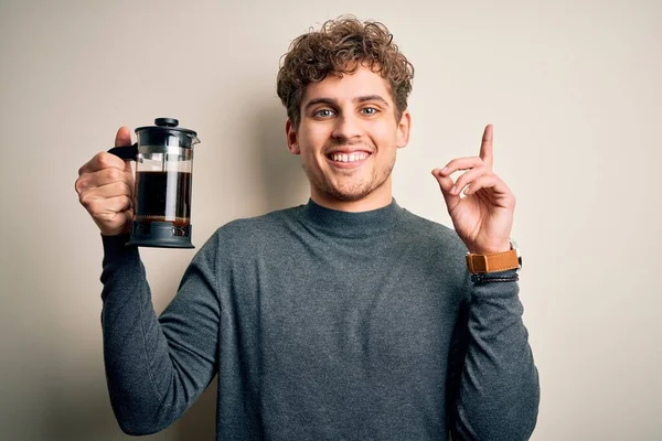 Jovem Loiro Com Cabelo Encaracolado Fazendo Café Usando Cafeteira Sobre — Fotografia de Stock