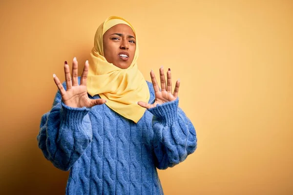 Ung Afroamerikansk Afro Kvinna Bär Muslim Hijab Över Isolerad Gul — Stockfoto