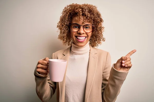 Joven Africana Americana Rizado Mujer Beber Taza Café Sobre Aislado —  Fotos de Stock