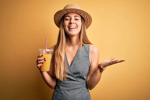 Giovane Bella Donna Turistica Vacanza Indossando Cappello Estivo Bere Succo — Foto Stock