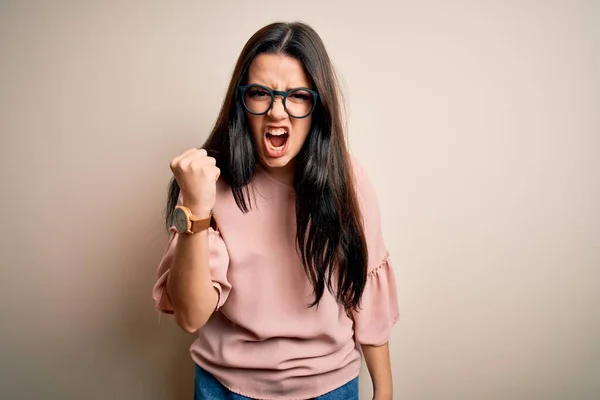 Jeune Femme Brune Élégante Portant Des Lunettes Sur Fond Isolé — Photo