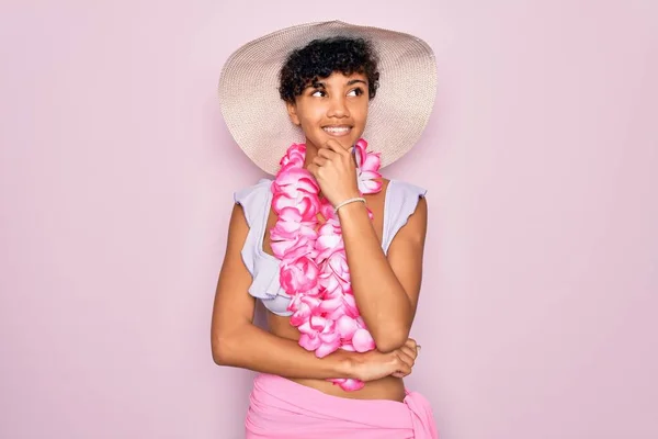 Junge Schöne Afrikanisch Amerikanische Touristin Bikini Und Mit Hawaiianischen Lei — Stockfoto