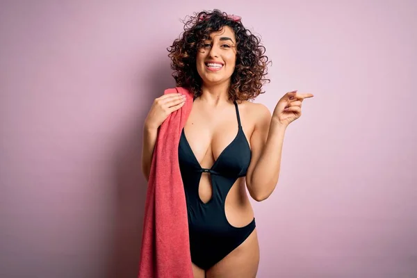 Young Beautiful Curly Arab Woman Vacation Wearing Swimsuit Holding Beach — Stock Photo, Image