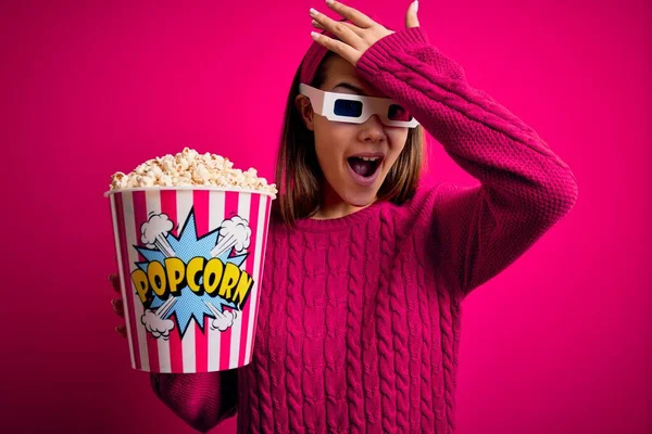 Młoda Piękna Dziewczyna Ogląda Film Pomocą Okularów Jedzenie Pudełko Popcorns — Zdjęcie stockowe