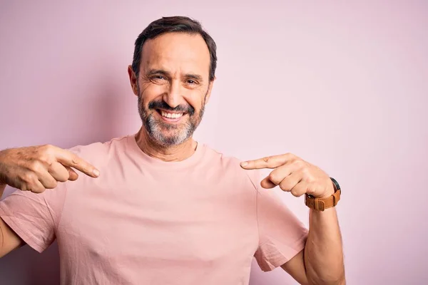 Mann Mittleren Alters Lässigem Shirt Steht Vor Isoliertem Rosa Hintergrund — Stockfoto