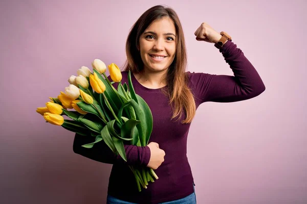 Jonge Blonde Vrouw Met Romantische Boeket Van Gele Tulpen Bloemen — Stockfoto