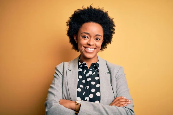 Молода Афроамериканська Бізнесменка Кучерявим Волоссям Радісним Обличчям Посміхається Перехрещених Рук — стокове фото