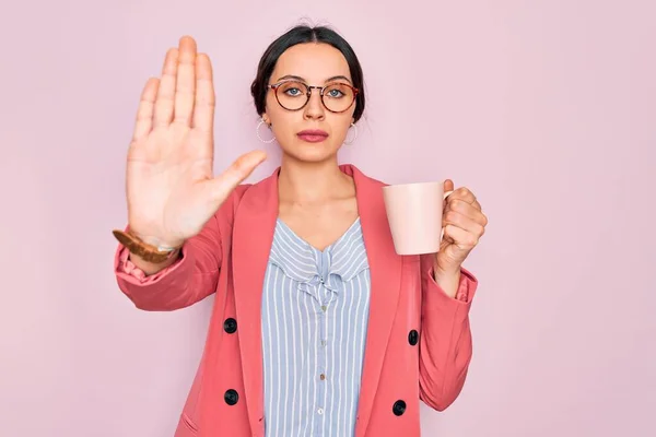 Joven Mujer Negocios Hermosa Con Ojos Azules Con Gafas Que — Foto de Stock