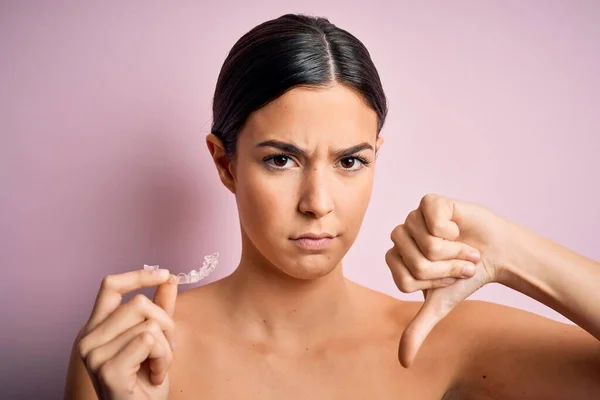 Menina Bonita Jovem Segurando Aligner Dental Sobre Fundo Rosa Isolado — Fotografia de Stock