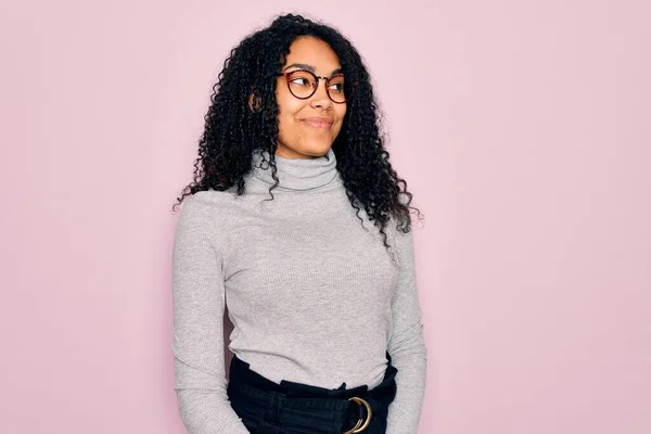 Młoda Afroamerykanka Swetrze Okularach Różowym Tle Uśmiecha Się Patrząc Bok — Zdjęcie stockowe