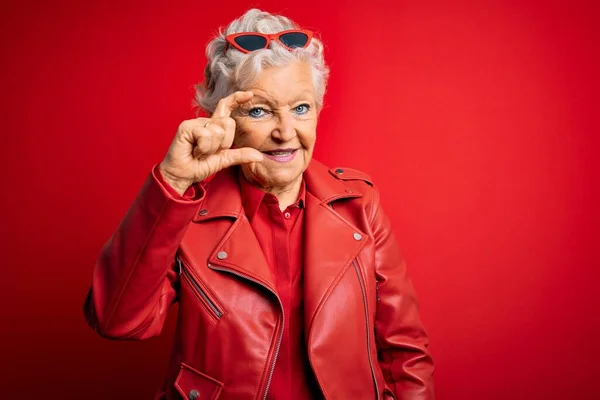 Senior Hermosa Mujer Pelo Gris Con Chaqueta Roja Casual Gafas — Foto de Stock