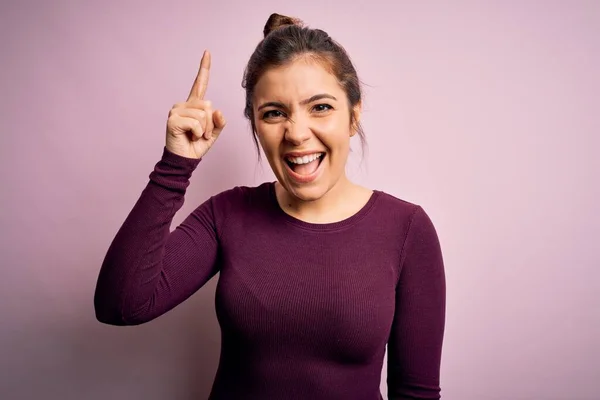 Hermosa Mujer Joven Que Usa Peinado Casual Moño Sobre Fondo — Foto de Stock