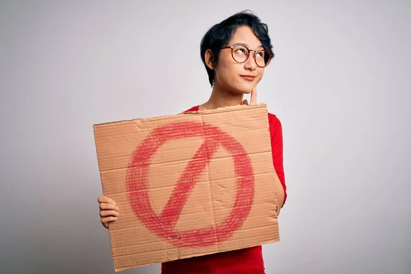 Ung Vacker Asiatisk Flicka Håller Banner Med Förbjuden Signal Över — Stockfoto