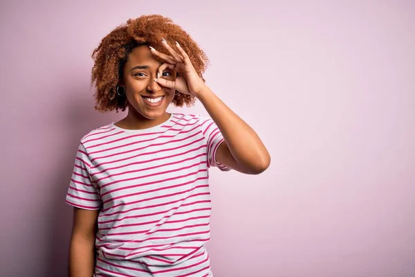 Mladý Krásný Afroameričan Afro Žena Kudrnaté Vlasy Sobě Ležérní Pruhované — Stock fotografie