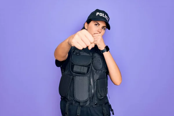 Jovem Mulher Policial Vestindo Uniforme Colete Prova Balas Segurança Sobre — Fotografia de Stock