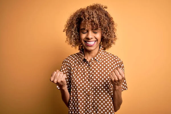 Молодая Красивая Африканская Американка Повседневной Рубашке Стоящей Желтом Фоне Взволнована — стоковое фото