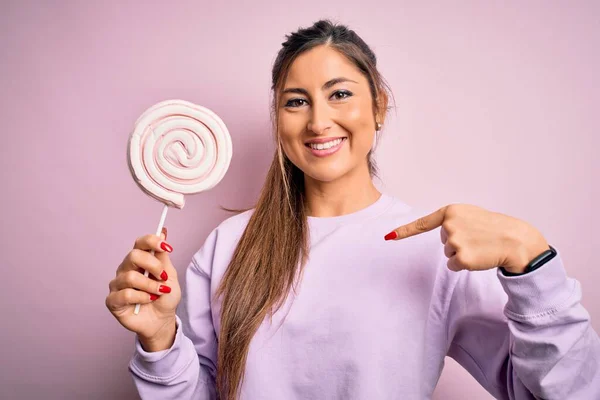 Genç Güzel Esmer Kadın Izole Edilmiş Pembe Arka Planda Şeker — Stok fotoğraf