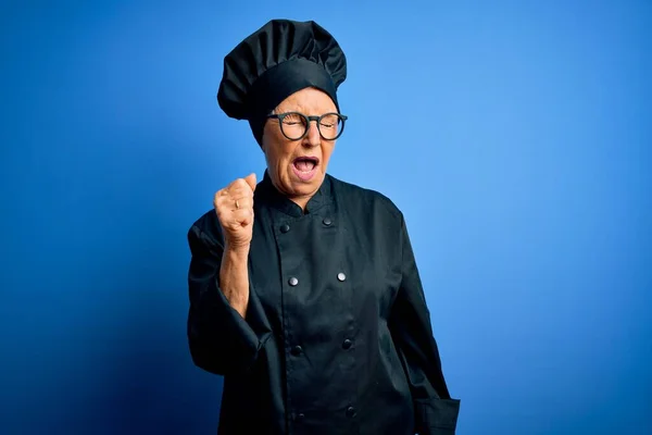 Senior Hermosa Mujer Chef Pelo Gris Con Uniforme Cocina Sombrero —  Fotos de Stock