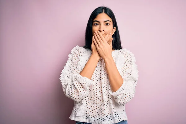 Giovane Bella Donna Moda Ispanica Indossa Camicia Elegante Sfondo Rosa — Foto Stock