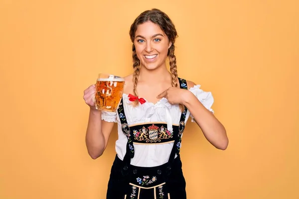 Mulher Alemã Loira Bonita Com Olhos Azuis Vestindo Vestido Octoberfest — Fotografia de Stock