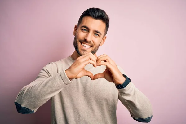 Joven Hombre Guapo Con Suéter Casual Pie Sobre Fondo Rosa — Foto de Stock