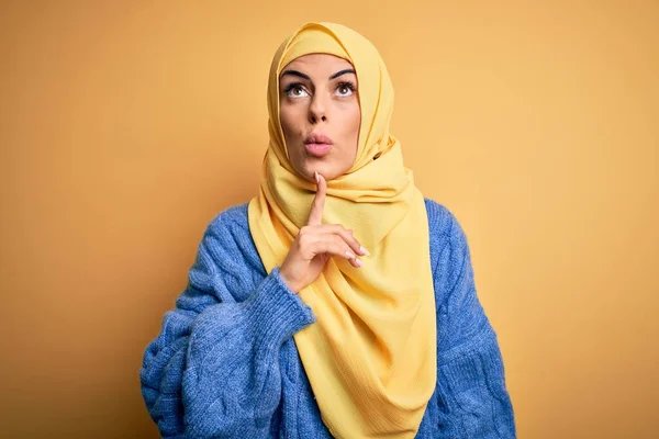 Jovem Bela Morena Muçulmano Mulher Vestindo Árabe Hijab Sobre Isolado — Fotografia de Stock