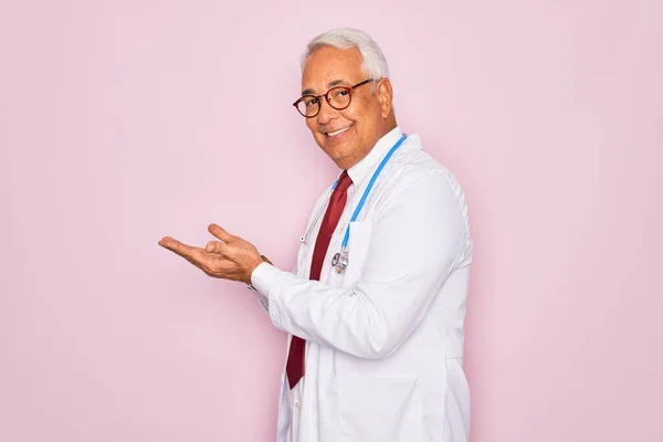 Starszy Siwowłosy Lekarz Średnim Wieku Noszący Stetoskop Profesjonalny Płaszcz Medyczny — Zdjęcie stockowe
