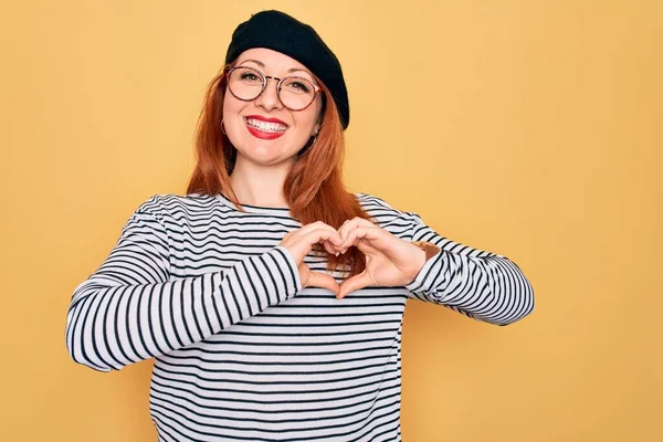 Mulher Ruiva Bonita Vestindo Shirt Listrada Boina Francesa Sobre Fundo — Fotografia de Stock