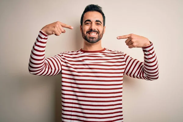 Ung Stilig Man Med Skägg Bär Casual Randig Shirt Står — Stockfoto