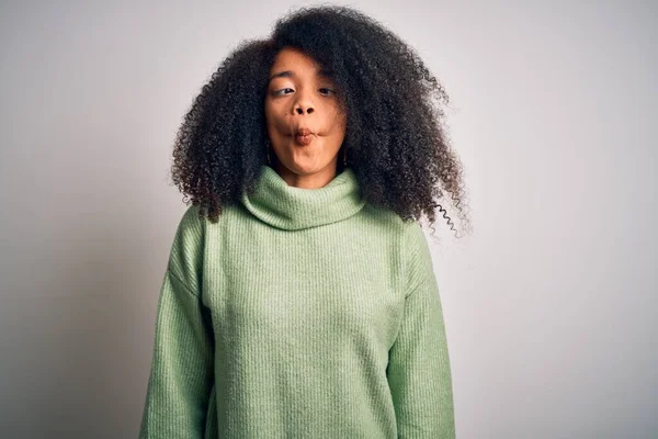 Młoda Piękna Afrykańska Kobieta Afro Włosami Zielonym Zimowym Swetrze Robiąca — Zdjęcie stockowe