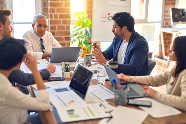 Grupo Trabajadores Empresariales Que Trabajan Juntos Sentado Escritorio Usando Ordenador — Foto de Stock