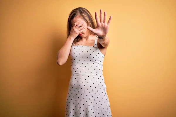 Junge Schöne Blonde Frau Urlaub Trägt Sommerkleid Über Gelbem Hintergrund — Stockfoto