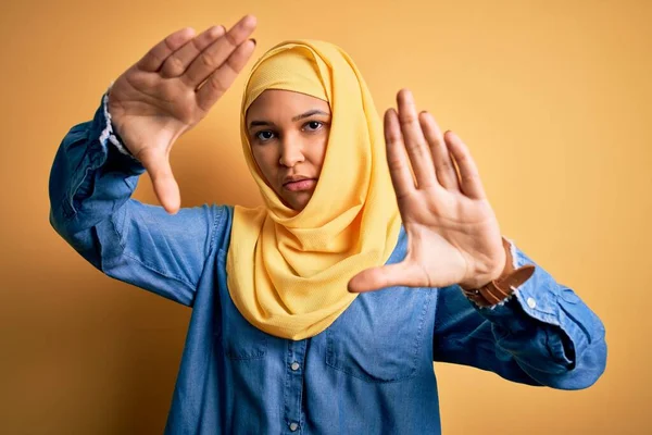 Junge Schöne Frau Mit Lockigem Haar Trägt Traditionellen Arabischen Hijab — Stockfoto